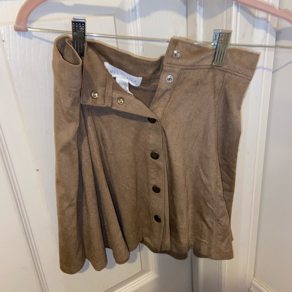 Tan suede skirt with buttons - Picture 1 of 4
